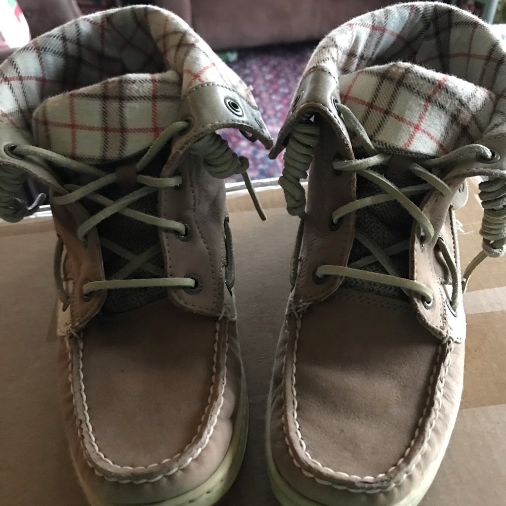 Women’s Sperry, top sider, lace up boots.